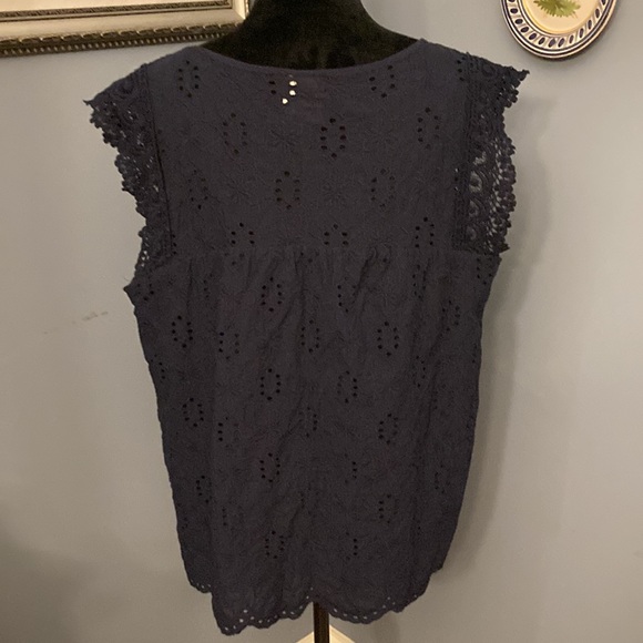 Navy Eyelet Sleeveless blouse - Picture 2 of 5